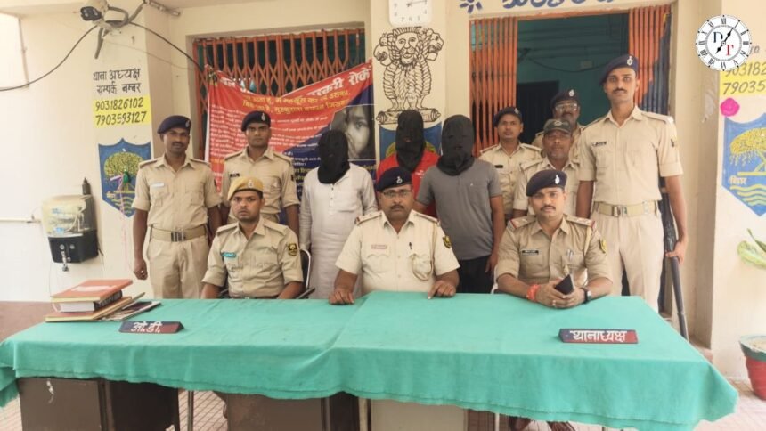 अहियातपुर में पुलिस छापेमारी के दौरान बरामद देशी कट्टा और कारतूस
