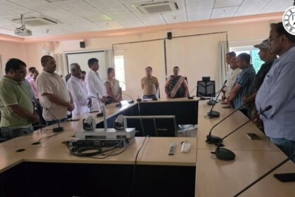 पूर्व चेयरमैन अरुण प्रसाद उर्फ अद्दू को श्रद्धांजलि देते नगर निगम के अधिकारी और पार्षद