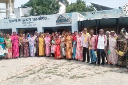 हरनौत में प्रधानमंत्री आवास योजना को लेकर प्रखंड कार्यालय पहुंचे ग्रामीण