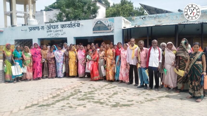 हरनौत में प्रधानमंत्री आवास योजना को लेकर प्रखंड कार्यालय पहुंचे ग्रामीण