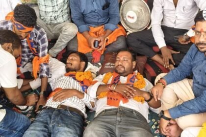 जेपी विश्वविद्यालय में ABVP के अनशन के दौरान छात्र नेता