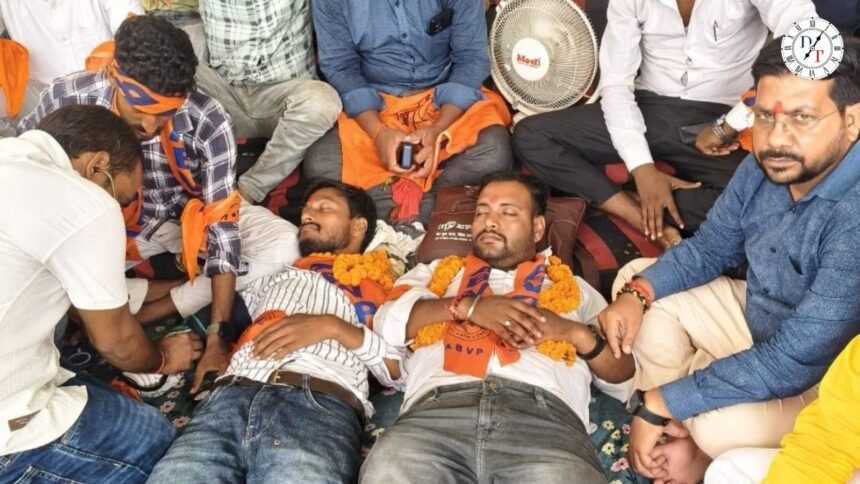 जेपी विश्वविद्यालय में ABVP के अनशन के दौरान छात्र नेता