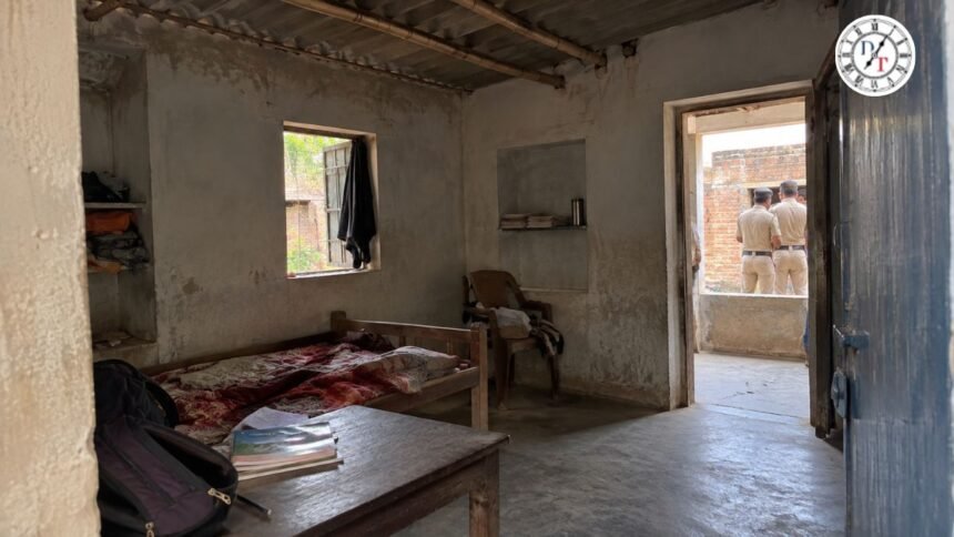 नूरसराय के गोसाई बिगहा में छात्रा की मौत के बाद जांच करती पुलिस