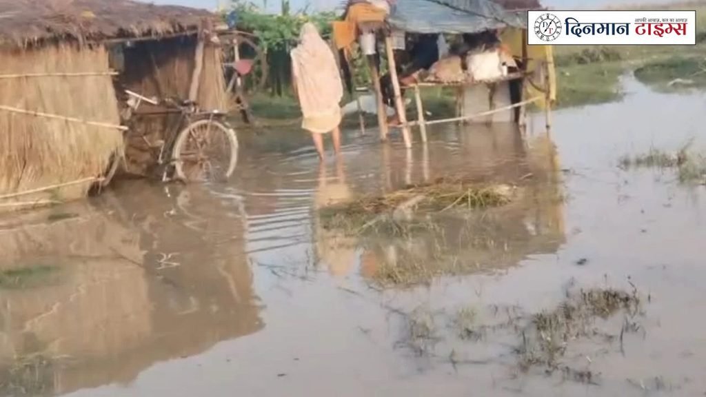 गंडक का पानी 36 गांवों में घुसा, घर छोड़ ऊंचे ठिकानों की ओर बढ़े लोग, बाढ़ के सैलाब में डूबने लगी जिंदगी की रफ्तार