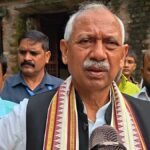 अर्जुन सिंह के परिजनों से मुलाकात करते सांसद जनार्दन सिंह सिग्रीवाल
