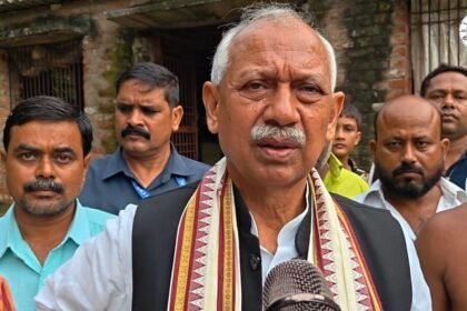 अर्जुन सिंह के परिजनों से मुलाकात करते सांसद जनार्दन सिंह सिग्रीवाल