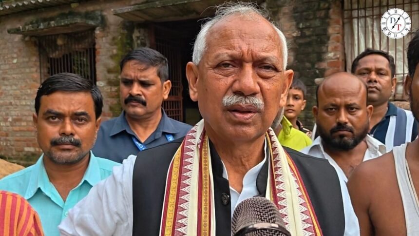अर्जुन सिंह के परिजनों से मुलाकात करते सांसद जनार्दन सिंह सिग्रीवाल