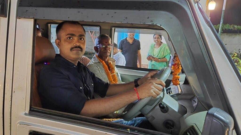 बरहट थाना प्रभारी कुमार संजीव रिटायर चौकीदार रामाशंकर पासवान को घर छोड़ते हुए