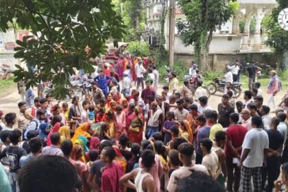 बेगूसराय के सिसवा गांव में बाढ़ के बीच करंट लगने से पिता-पुत्र की मौत