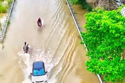 भागलपुर के भवनाथपुर में बाढ़ के पानी से बंद NH-80