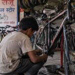 भगवानपुर में श्रम विभाग की कार्रवाई के दौरान मुक्त कराया गया बाल श्रमिक