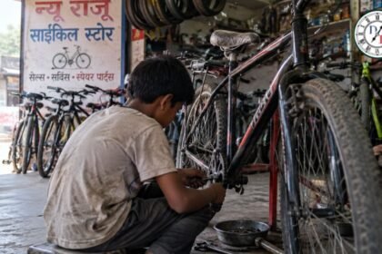 भगवानपुर में श्रम विभाग की कार्रवाई के दौरान मुक्त कराया गया बाल श्रमिक