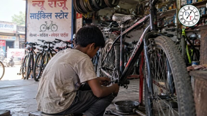 भगवानपुर में श्रम विभाग की कार्रवाई के दौरान मुक्त कराया गया बाल श्रमिक