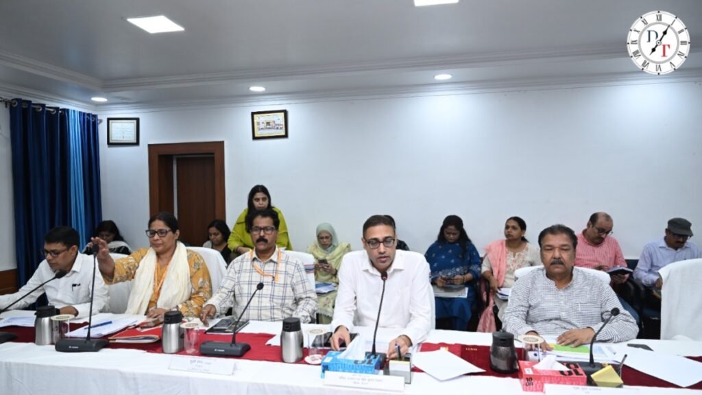 बिहार में विशेष भूमि सर्वेक्षण की समीक्षा करते अधिकारी