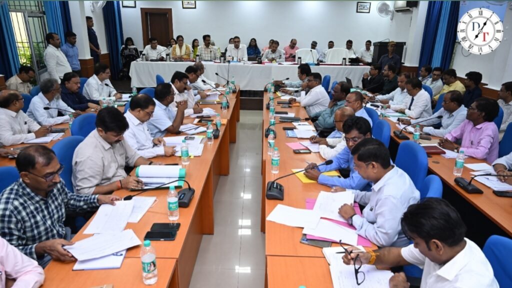 बिहार में विशेष भूमि सर्वेक्षण की समीक्षा करते अधिकारी
