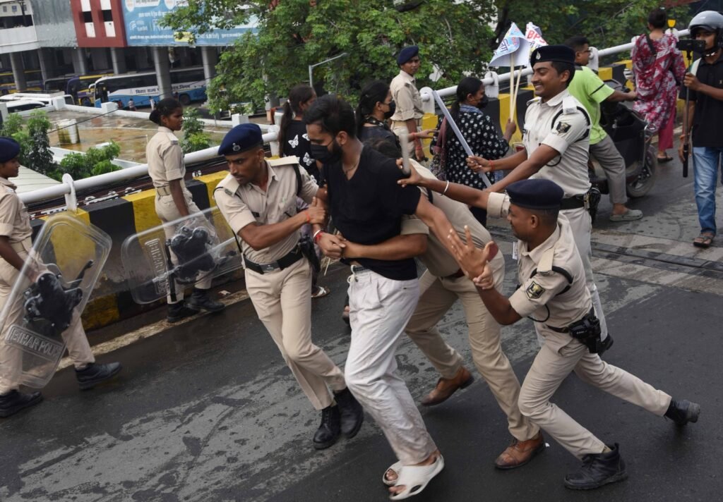 पटना में 70वीं BPSC और दारोगा परीक्षा रद्द करने की मांग को लेकर छात्र प्रदर्शन