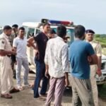 बांका के चांदन नदी रेलवे पुल के पास युवक का शव मिलने के बाद जांच करती पुलिस