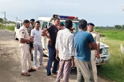 बांका के चांदन नदी रेलवे पुल के पास युवक का शव मिलने के बाद जांच करती पुलिस