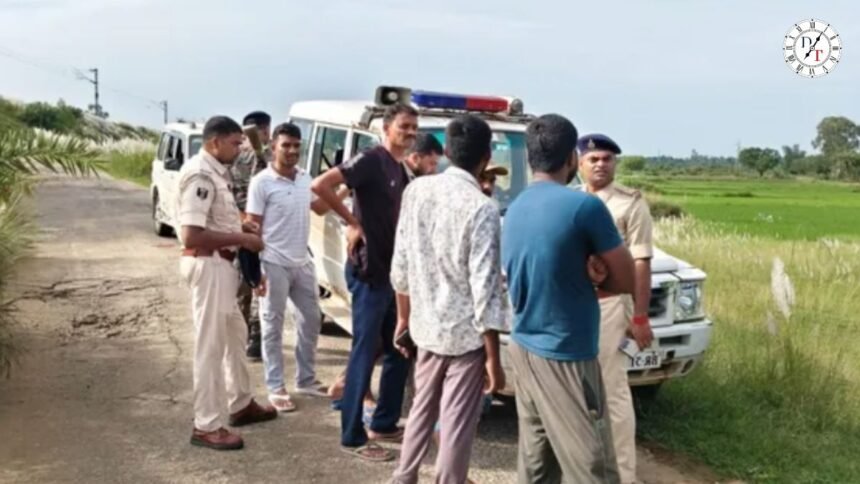 बांका के चांदन नदी रेलवे पुल के पास युवक का शव मिलने के बाद जांच करती पुलिस