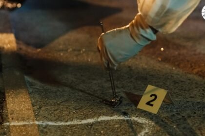 छपरा हवाई अड्डा परिसर में युवक की हत्या मामले की जांच करती पुलिस