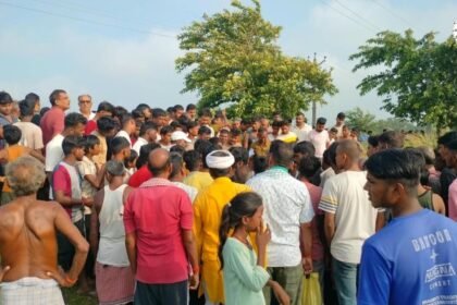 दुबौवलिया चवर में युवक का शव मिलने के बाद जांच करती पुलिस