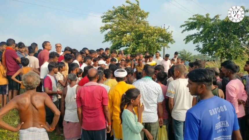 दुबौवलिया चवर में युवक का शव मिलने के बाद जांच करती पुलिस