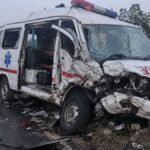 गया के वजीरगंज में NH-82 पर एंबुलेंस दुर्घटनाग्रस्त