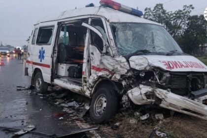 गया के वजीरगंज में NH-82 पर एंबुलेंस दुर्घटनाग्रस्त