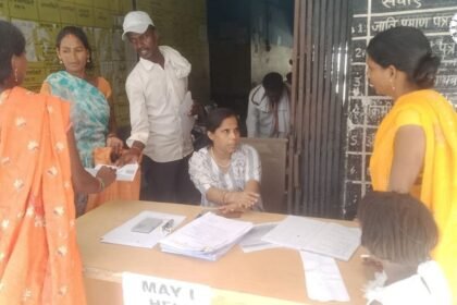 हरनौत में अभियान बसेरा-2 के तहत जमीन के पर्चे के लिए आवेदन करते भूमिहीन परिवार