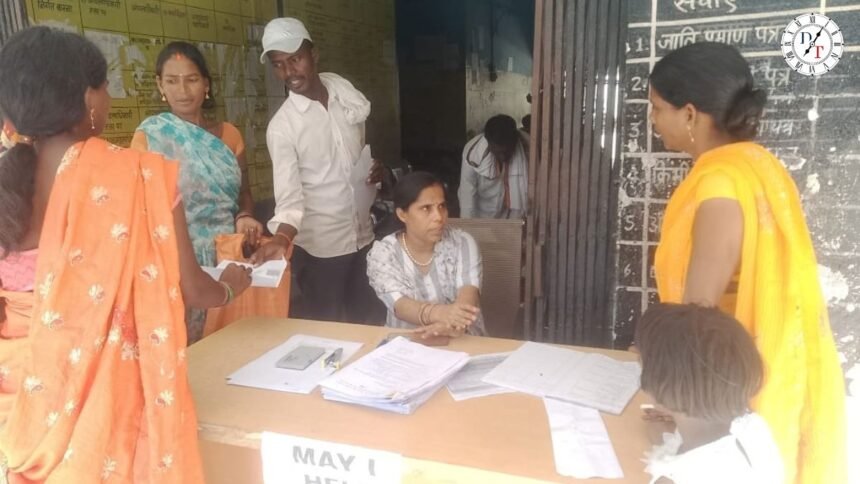हरनौत में अभियान बसेरा-2 के तहत जमीन के पर्चे के लिए आवेदन करते भूमिहीन परिवार