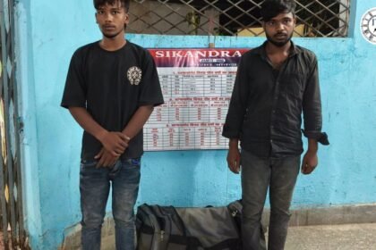 सिकंदरा में सड़क लूट मामले में गिरफ्तार दो आरोपितों से बरामद सामान