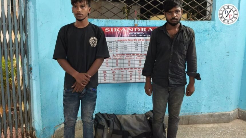 सिकंदरा में सड़क लूट मामले में गिरफ्तार दो आरोपितों से बरामद सामान