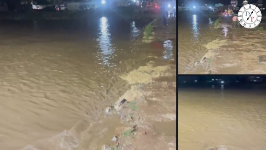 जमुई में बारिश से बिगड़े हालात, तेज बहाव में कार सड़क से नीचे गिरी