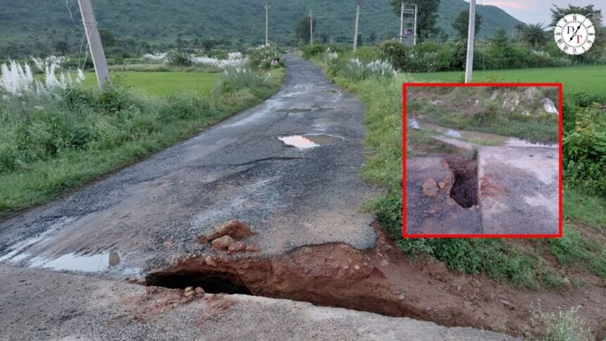 झाझा में बारिश से सड़क का एप्रोच बहा