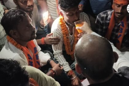 जयप्रकाश विश्वविद्यालय में छात्रों के अनशन के दौरान कुलपति से वार्ता