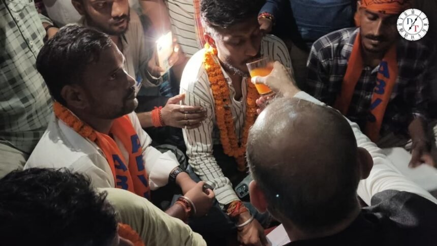 जयप्रकाश विश्वविद्यालय में छात्रों के अनशन के दौरान कुलपति से वार्ता