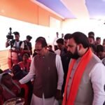 मुंगेर बाढ़ राहत शिविर में बाढ़ पीड़ितों से बातचीत करते सम्राट चौधरी