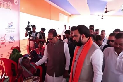 मुंगेर बाढ़ राहत शिविर में बाढ़ पीड़ितों से बातचीत करते सम्राट चौधरी