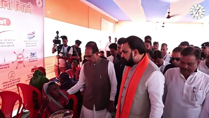 मुंगेर बाढ़ राहत शिविर में बाढ़ पीड़ितों से बातचीत करते सम्राट चौधरी