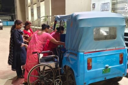 मुंगेर सदर अस्पताल के बाहर ई-रिक्शा में प्रसव