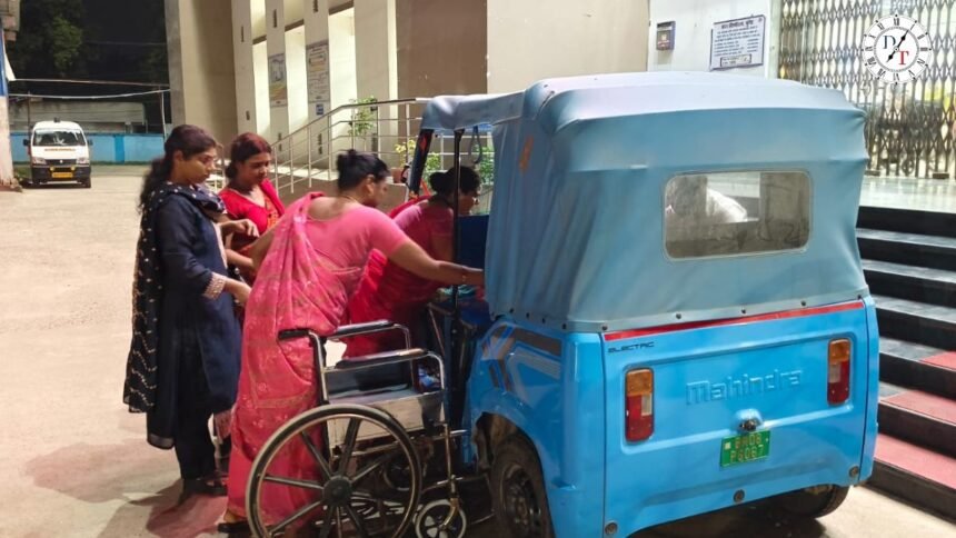 मुंगेर सदर अस्पताल के बाहर ई-रिक्शा में प्रसव