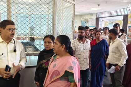 मुंगेर सदर अस्पताल का निरीक्षण करती महिला आयोग की टीम