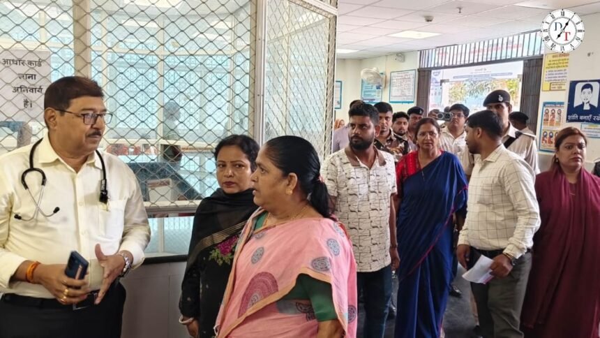 मुंगेर सदर अस्पताल का निरीक्षण करती महिला आयोग की टीम