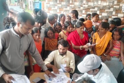हरनौत प्रखंड कार्यालय में भूमिहीन परिवारों की आवेदन जमा कराने के लिए भीड़