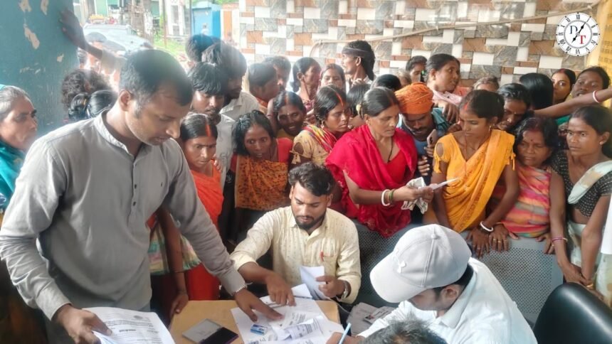 हरनौत प्रखंड कार्यालय में भूमिहीन परिवारों की आवेदन जमा कराने के लिए भीड़