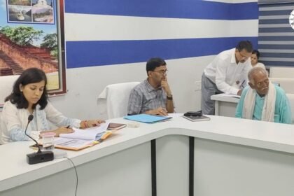 नालंदा में लोक शिकायतों की सुनवाई करतीं डीएम उदिता सिंह
