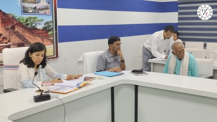 नालंदा में लोक शिकायतों की सुनवाई करतीं डीएम उदिता सिंह
