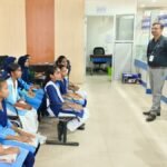 नालंदा डीएम उदिता सिंह छात्राओं से संवाद करती हुईं