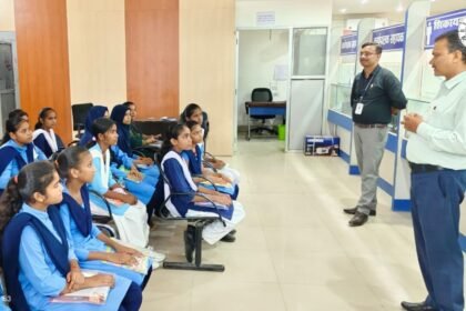 नालंदा डीएम उदिता सिंह छात्राओं से संवाद करती हुईं