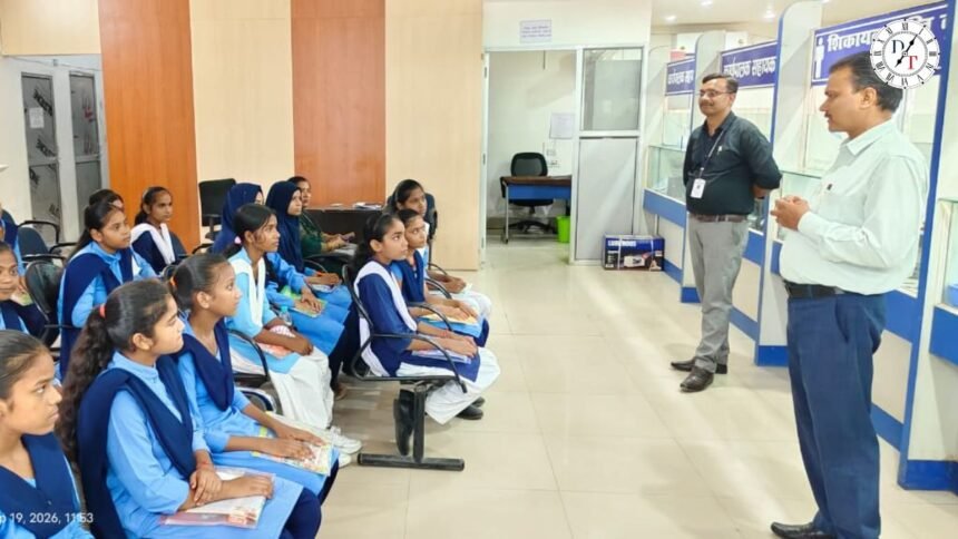 नालंदा डीएम उदिता सिंह छात्राओं से संवाद करती हुईं